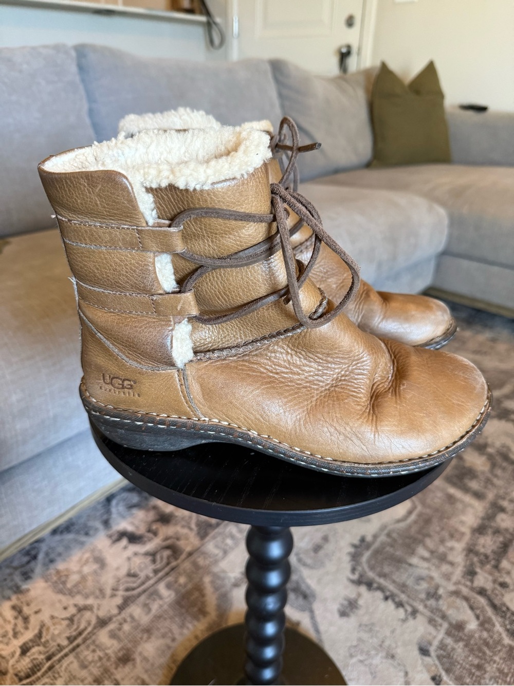 UGG Caspia 1932 Tan Leather Lace Up Ankle Sheepskin Warm Boots Womens Sz 9